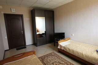 Гостиница Риф Тетюши Номер эконом семейный с 2 односпальными кроватями-3